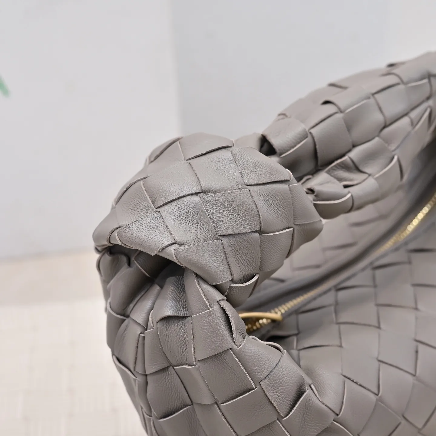 Batch 1120 BV Bottega Veneta's new early spring women's MINI JODIE handbag BV bag 🔥The new method is based on the original rounded corners, knotted with classic woven leather round hobo bag, The most iconic triangular pull-out design, using sheepskin draped soft shape, is super suitable for concave shapes~ Jodie feels really gentle to people, and is definitely the best item for daily matching. It has the same weave, new elements and twists, is compact and versatile, and is the new favorite of street style Internet celebrities! Size: 23x28x8 Model: 6699-1